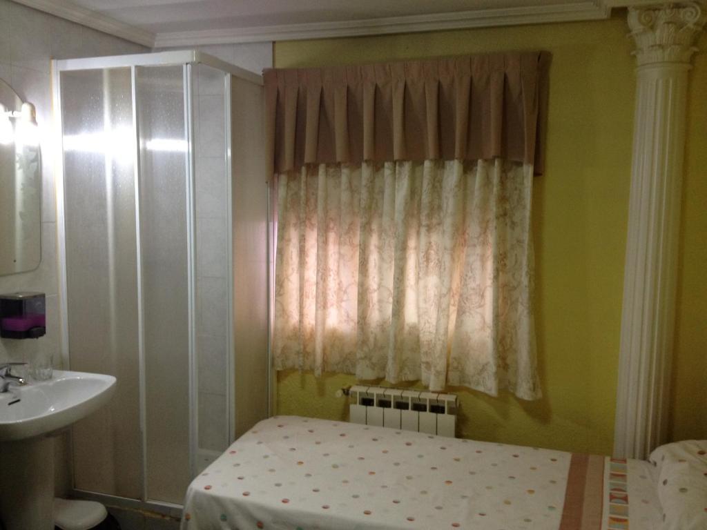 Hostal Jacinto Alcalá de Henares Esterno foto