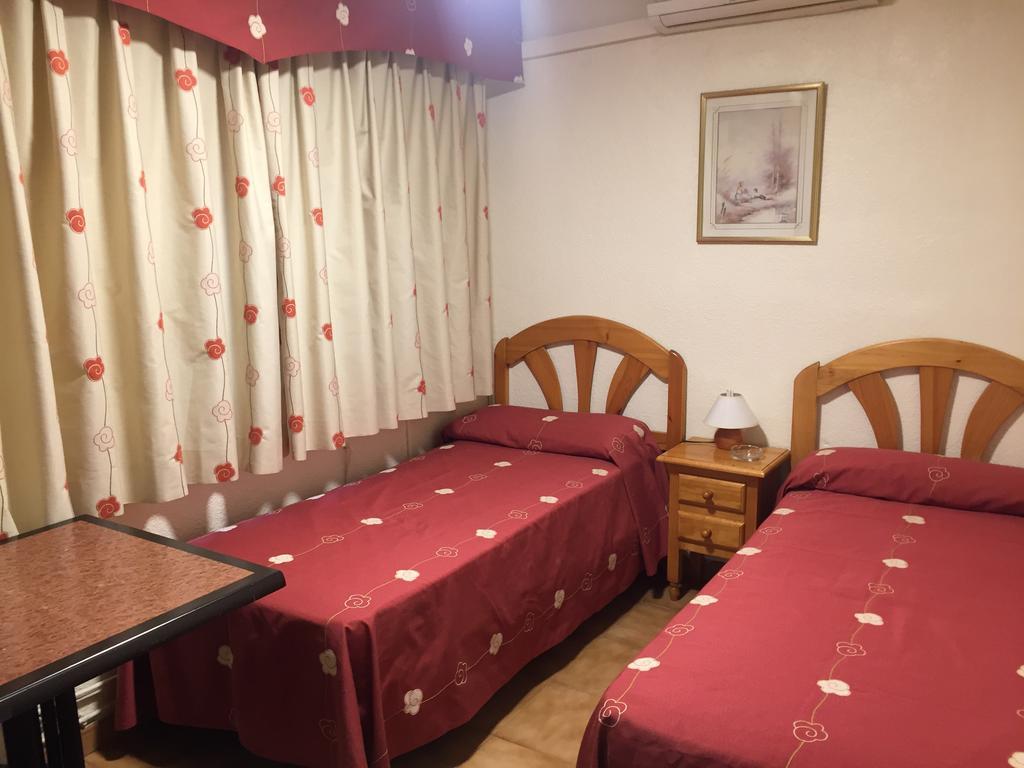 Hostal Jacinto Alcalá de Henares Esterno foto