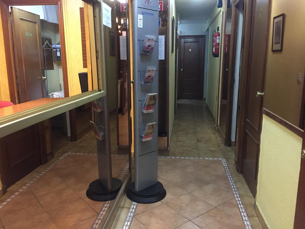 Hostal Jacinto Alcalá de Henares Esterno foto