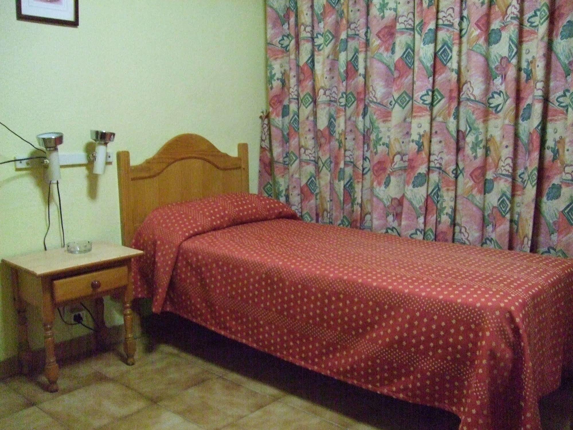 Hostal Jacinto Alcalá de Henares Esterno foto
