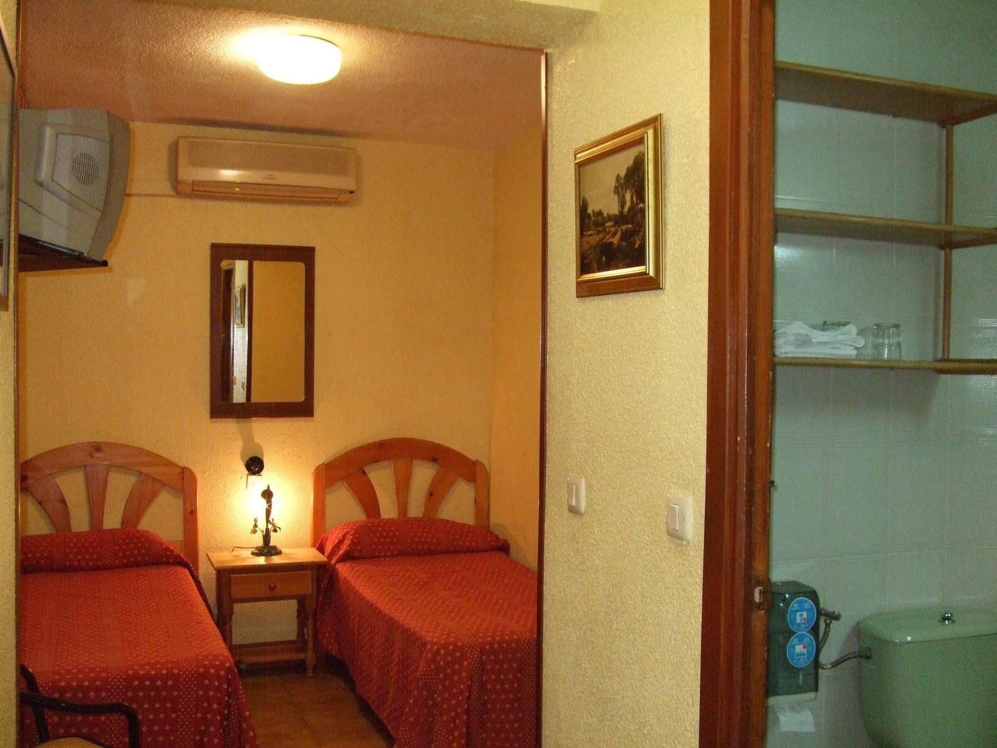 Hostal Jacinto Alcalá de Henares Esterno foto