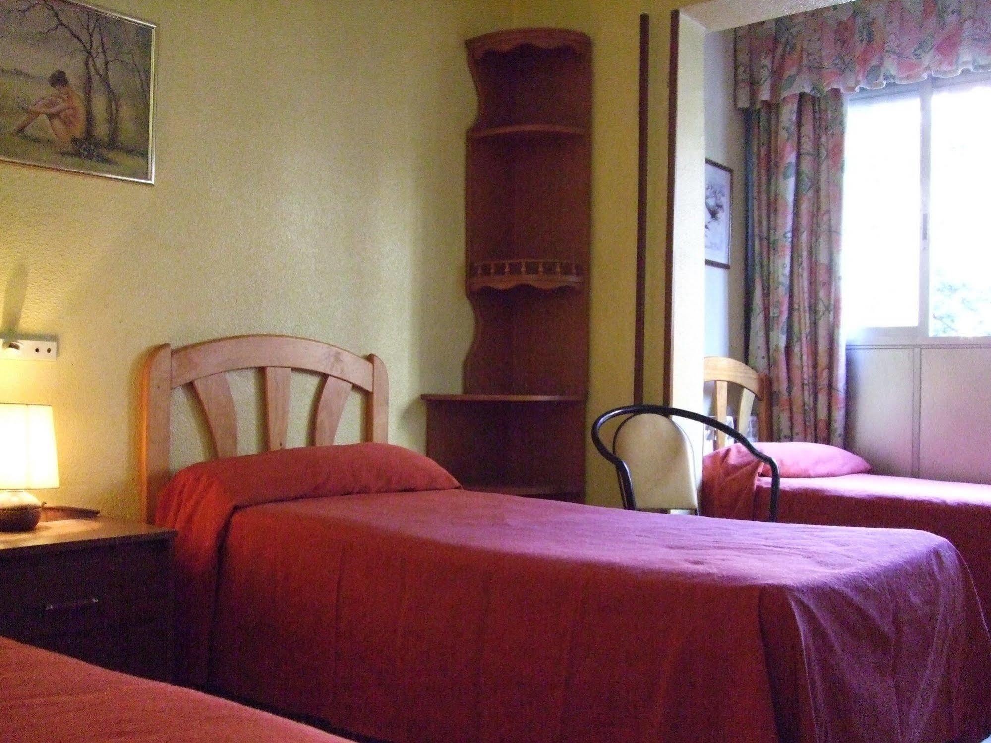 Hostal Jacinto Alcalá de Henares Esterno foto