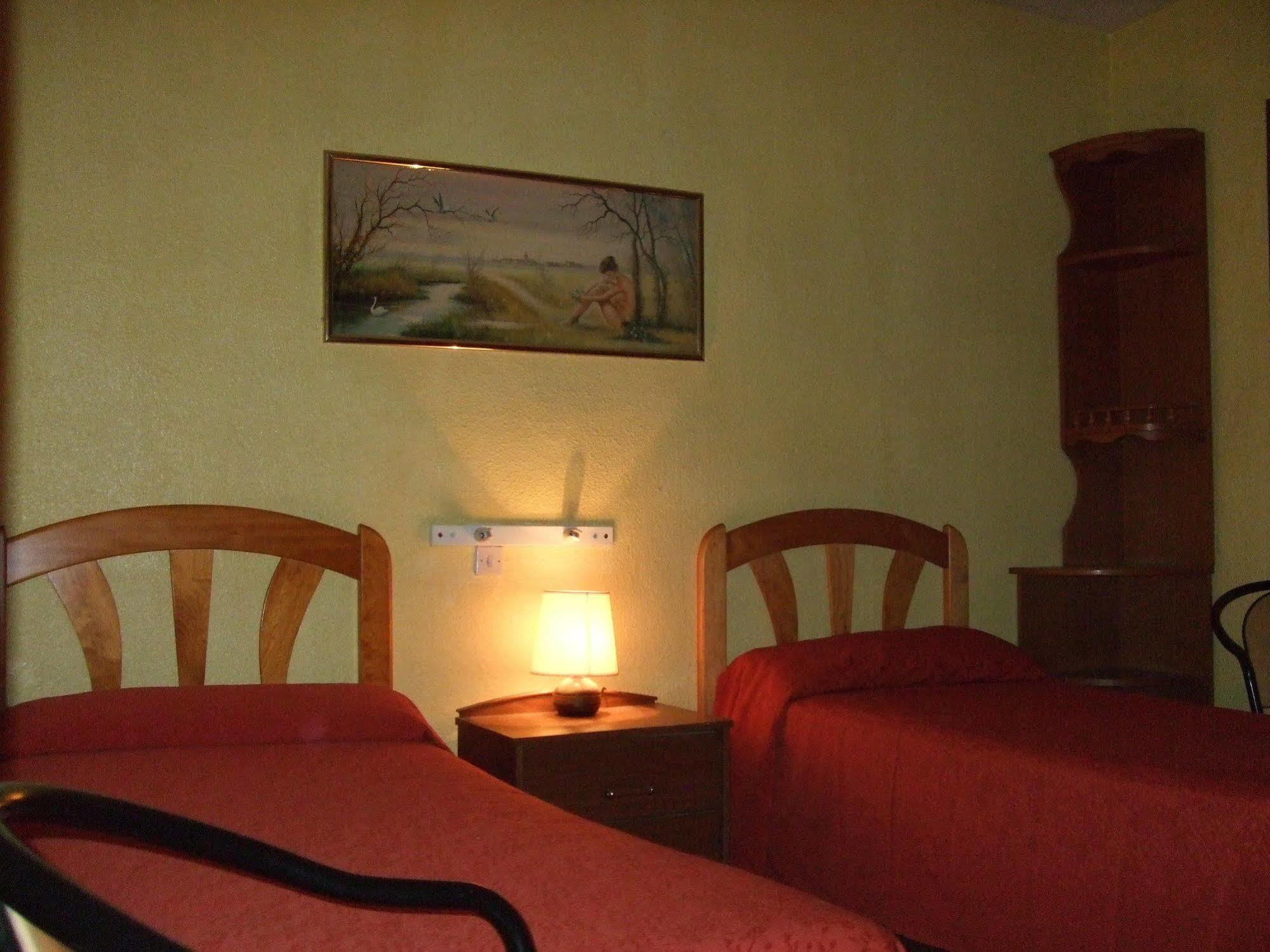 Hostal Jacinto Alcalá de Henares Esterno foto