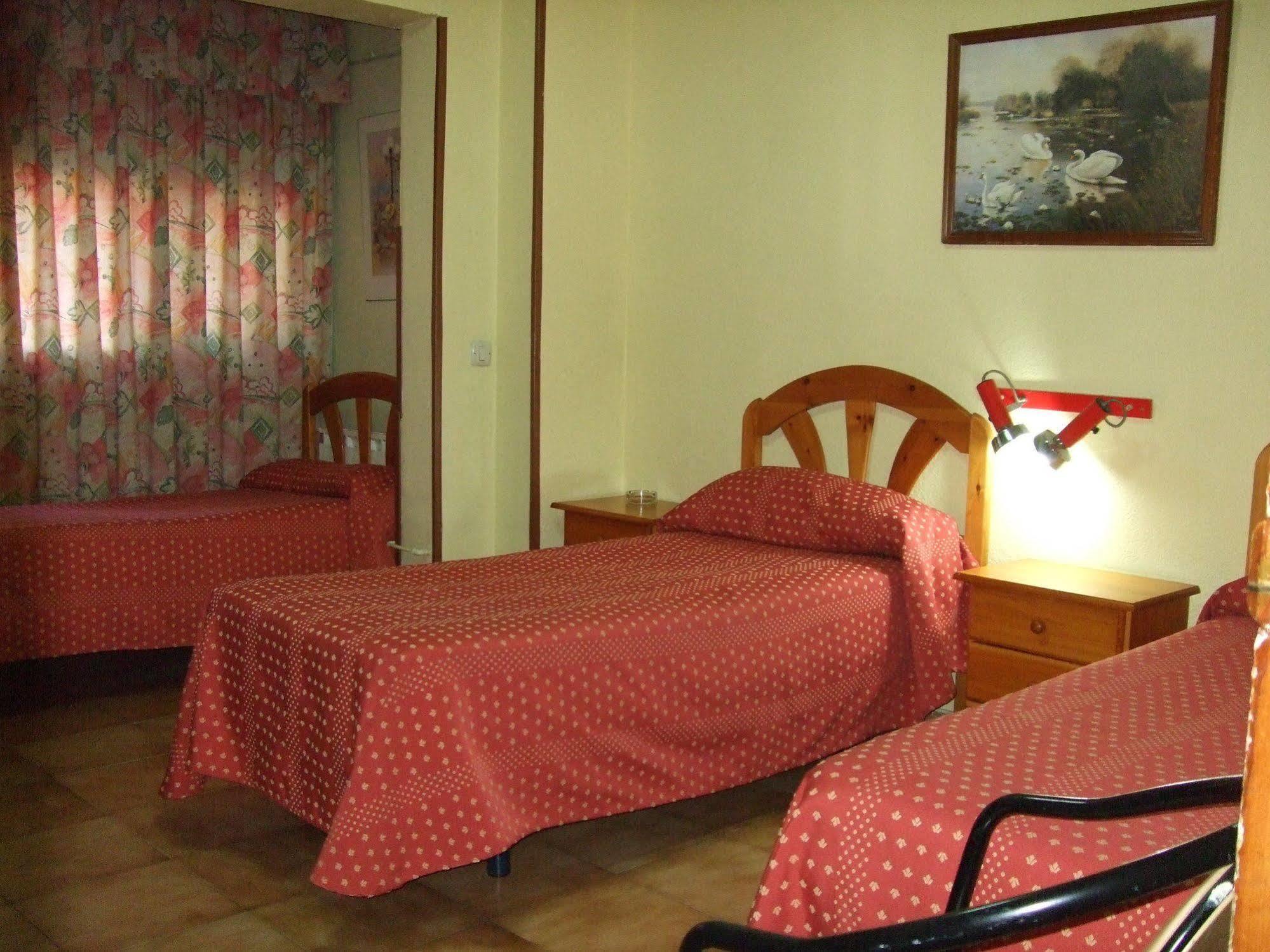 Hostal Jacinto Alcalá de Henares Esterno foto