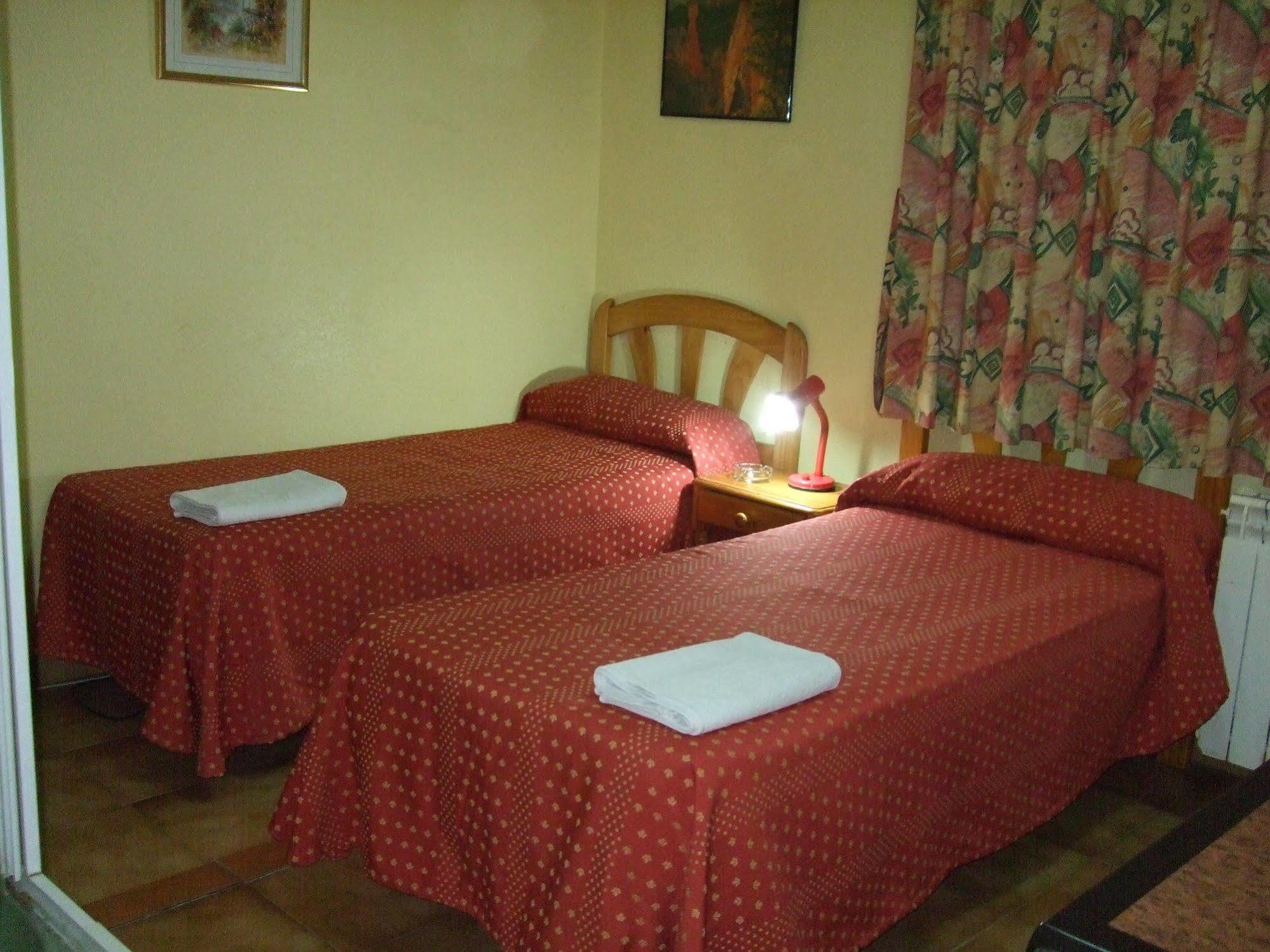 Hostal Jacinto Alcalá de Henares Esterno foto