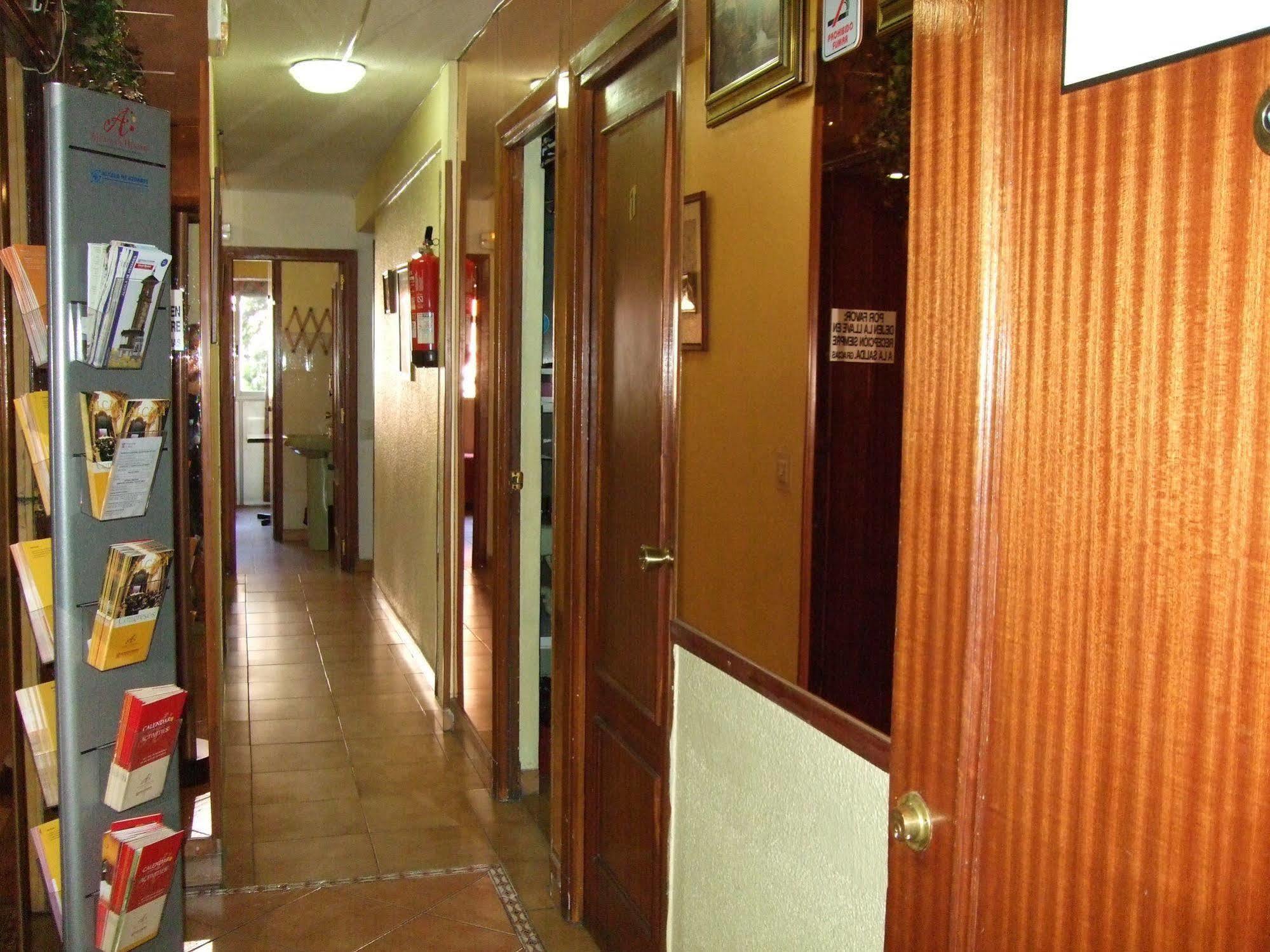 Hostal Jacinto Alcalá de Henares Esterno foto